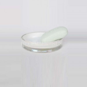 Neliönvalkoinen, kultaisella vaalealla valmistetulla lasihuoneella varustetuilla hammasharjatelineellä