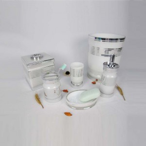 Tyylikäs valkoinen hopeaviivainen lasihuoneisto