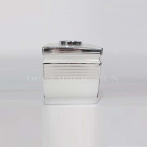 Tyylikäs valkoinen hopeaviivainen lasihuoneisto