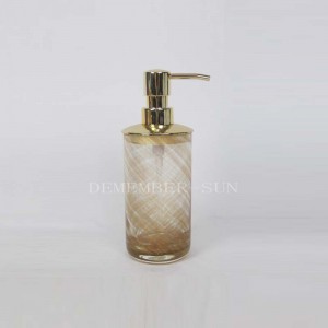 lasiset kylpyhuonetuotteiden sarja metallisella pumpulla