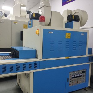 Kengänvalmistus UV-valaistuskone