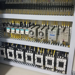 Kengänvalmistus UV-valaistuskone