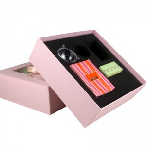 Elegance -laukkulaatikko näyttää täyden sarjan lahja-teeruokaa käsin lahjapakkauksella