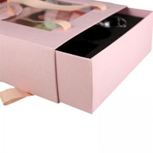 Elegance -laukkulaatikko näyttää täyden sarjan lahja-teeruokaa käsin lahjapakkauksella