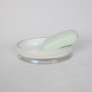 Kirkas kiiltolasinen kylpyhuonesarja