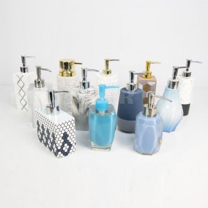 Eri tyyliset kylpyhuonevoiteet saippuanannostelija