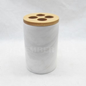 Valkoinen marmori ja puiset kylpyhuoneosat