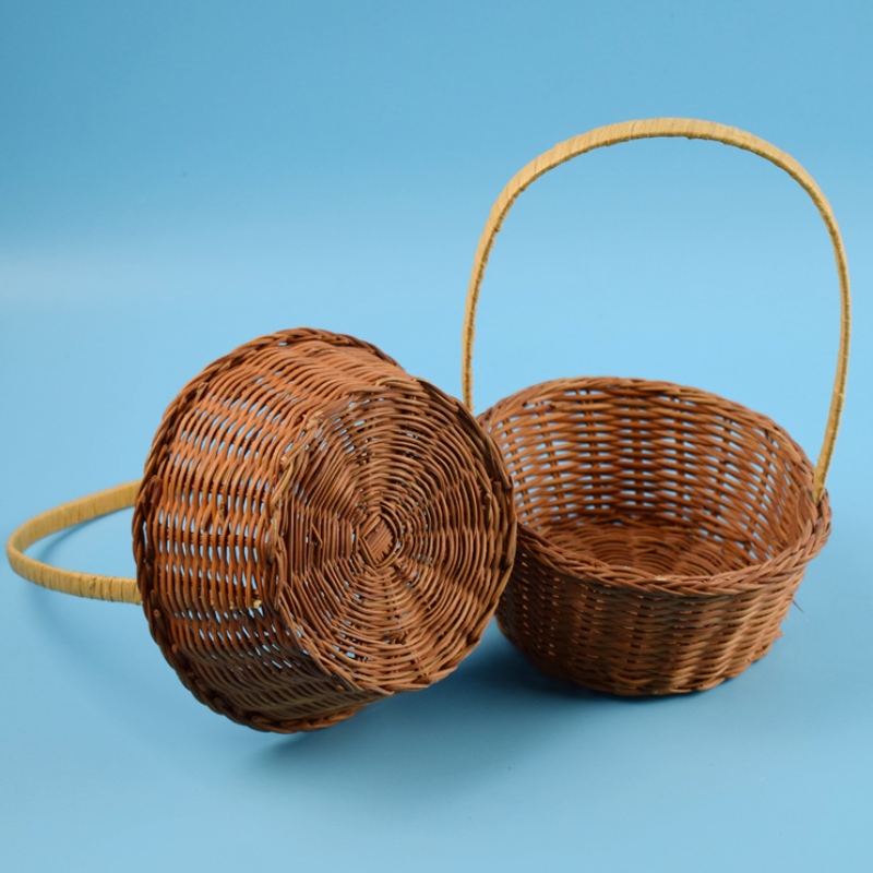 Kudottu kori kädensijaan