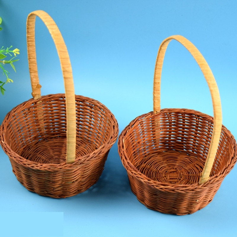 Kudottu kori kädensijaan