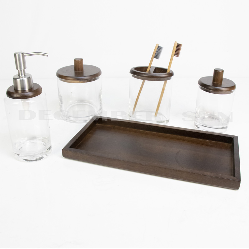 Kirkas lasi puisilla kylpyhuoneosilla