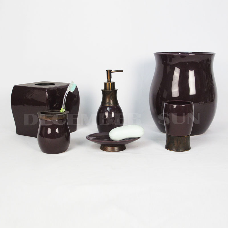 Keraami, jossa on puisia osia kylpyhuoneen lisävarusteista, kylpytelineet