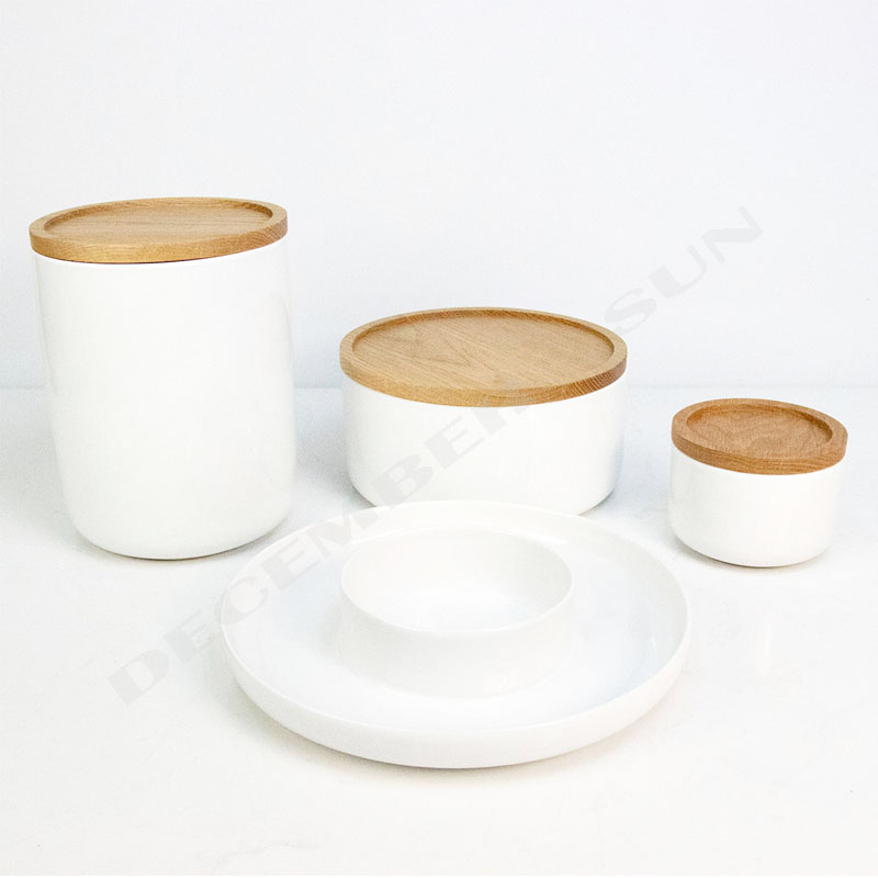 Tukkukeramiikka, jossa on puunkansien keittiötarvikkeet