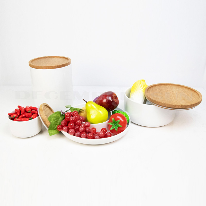 Tukkukeramiikka, jossa on puunkansien keittiötarvikkeet