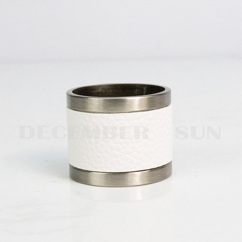 Kaunis väri metalli- ja nahkalautasliina