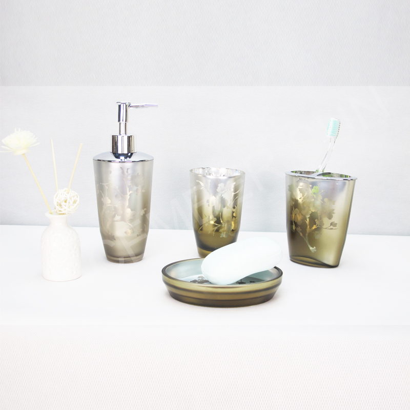 4 kpl lasia kylpytuotteita