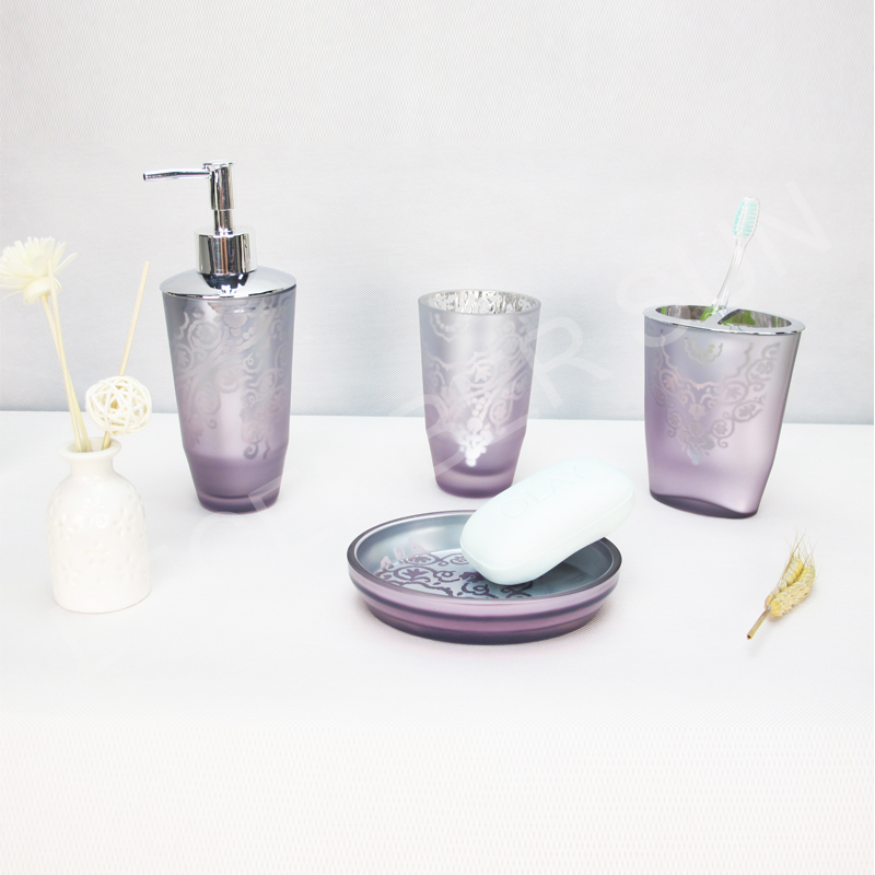 4 kpl lasia kylpytuotteita