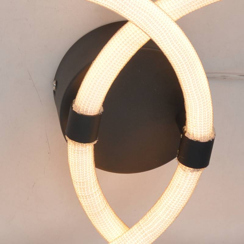 LED-kattovalaisin, jossa on kaksi C-akryylitutkea