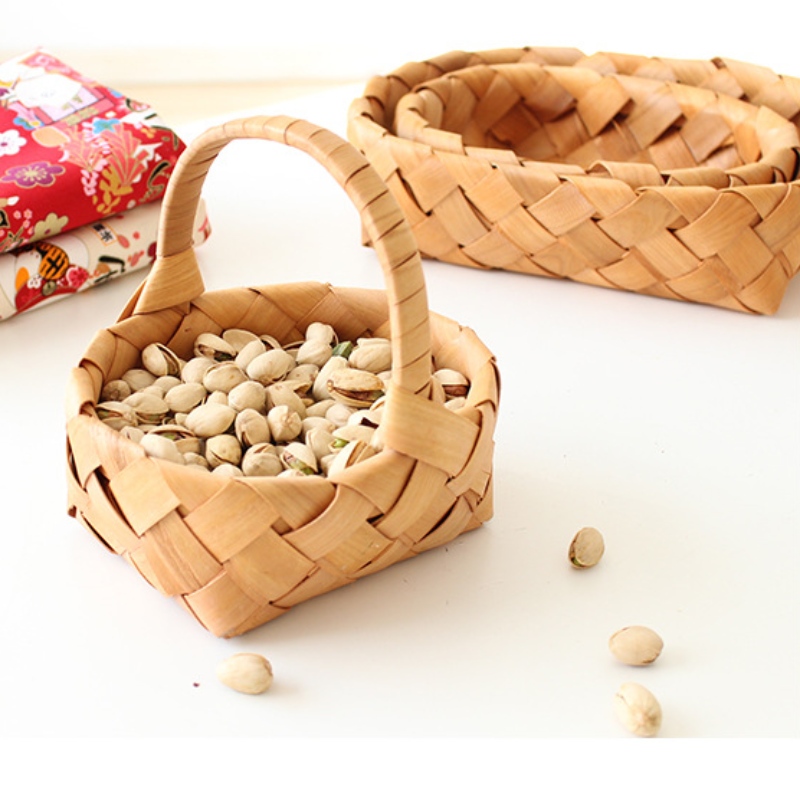 Sisustuspuinen kori kahvalla