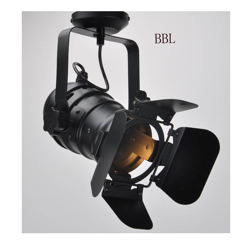 Elokuvapistevalo-1 kannessa ja U-kannattimessa voi säätää suuntaa