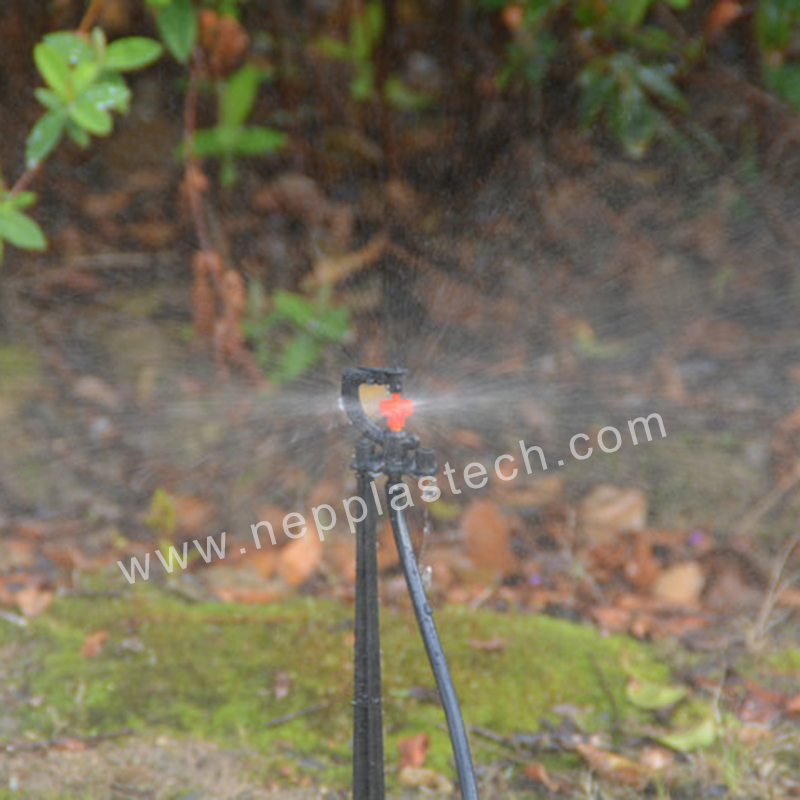 Hedelmätarhan automaattinen kastelujärjestelmän mikrotievi sprinklerit