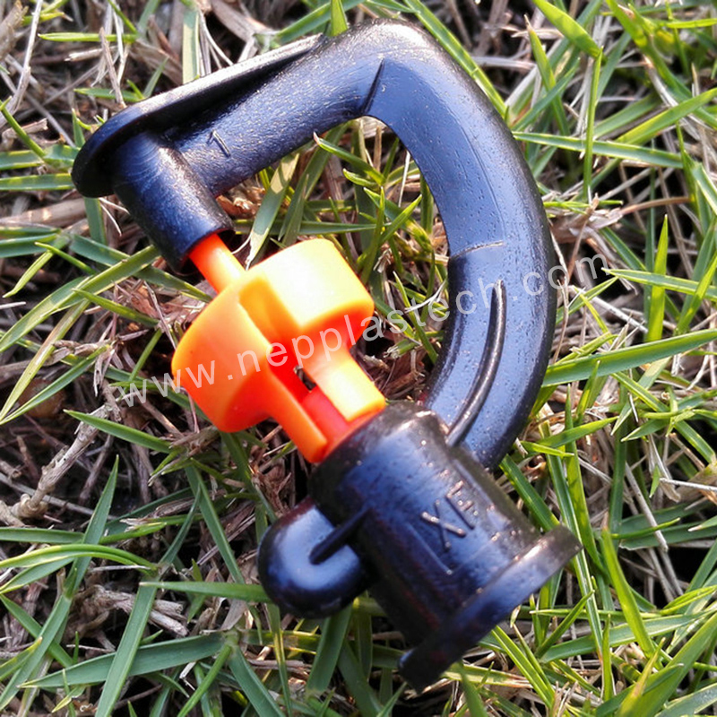 Hedelmätarhan automaattinen kastelujärjestelmän mikrotievi sprinklerit