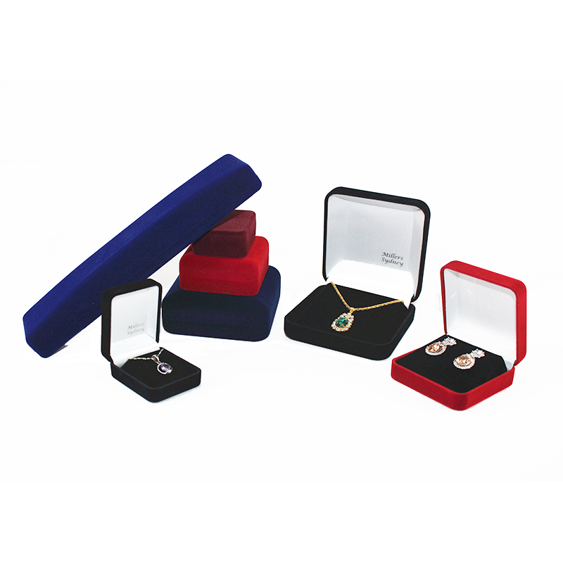 Lahjakas korurasia, jossa on samettilaatikko.