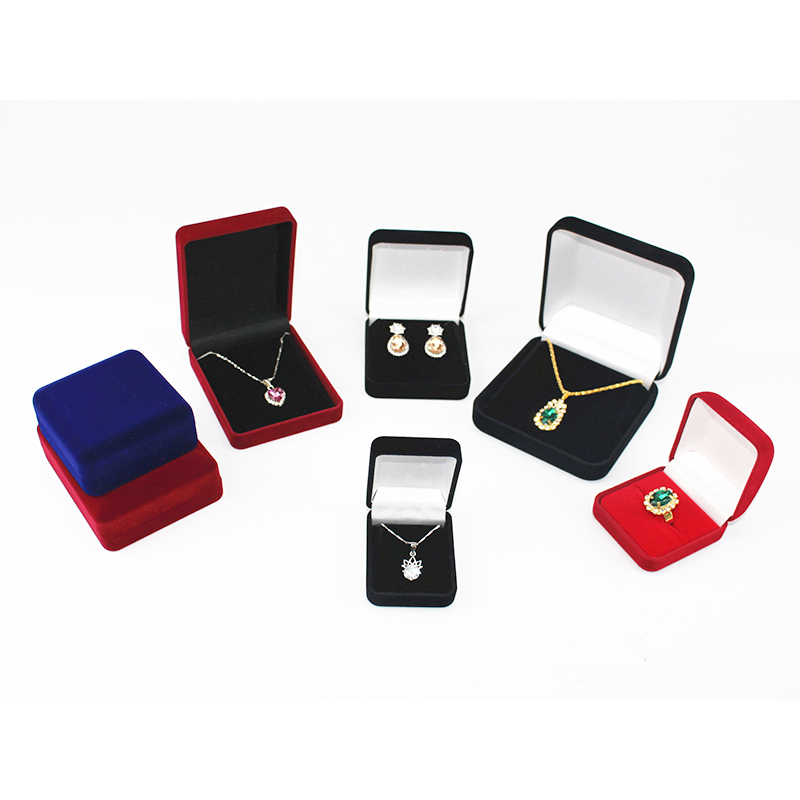 Lahjakas korurasia, jossa on samettilaatikko.