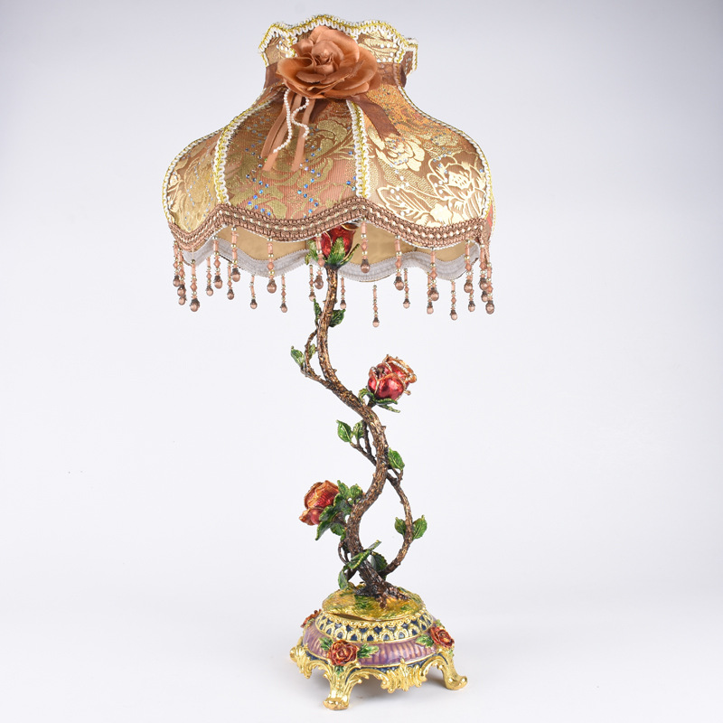 Ylhäällä myytävä ruusuinen pöytälamppu Euroopan tyylinen maalauskangas taite makuuhuoneiden yöpöydän viereen tarkoitettu valaisin