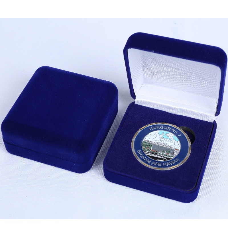 Kohta D-17 pyöreä muoto Velvet Box pedantti, kolikko &virkamerkki, mm.65*68*29, painoja noin 40g.