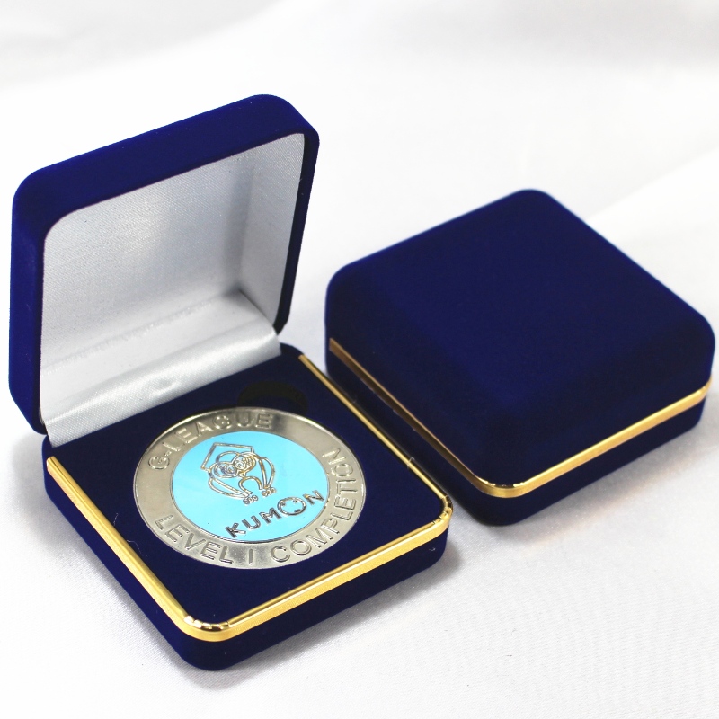 Kohta D-17 pyöreä muoto Velvet Box pedantti, kolikko &virkamerkki, mm.65*68*29, painoja noin 40g.