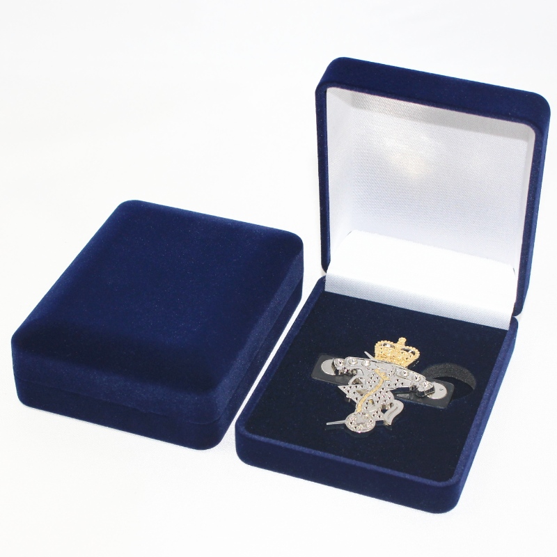 Tuote D-22B pyöreä muotoinen samettilaatikko kolikkoa, kaulakorua ja rintamerkkiä varten, mm. 70 * 90 * 30, paino noin 60 g