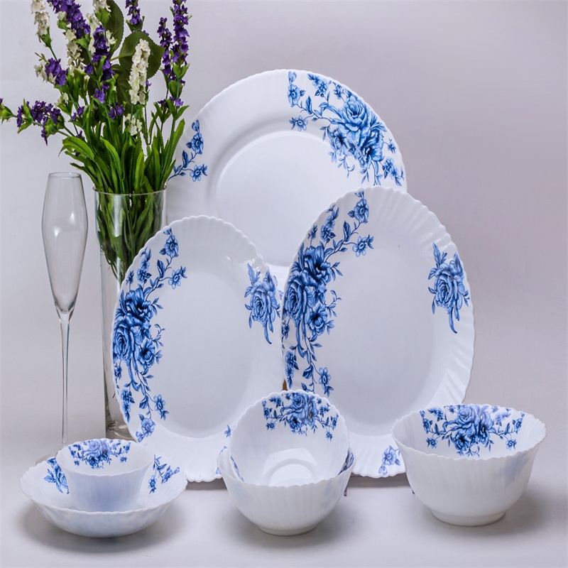 opaalilasiset lasiesineet, jotka on valmistettu ”LHYP” ja ”Heat Resistent Opal Glassware”