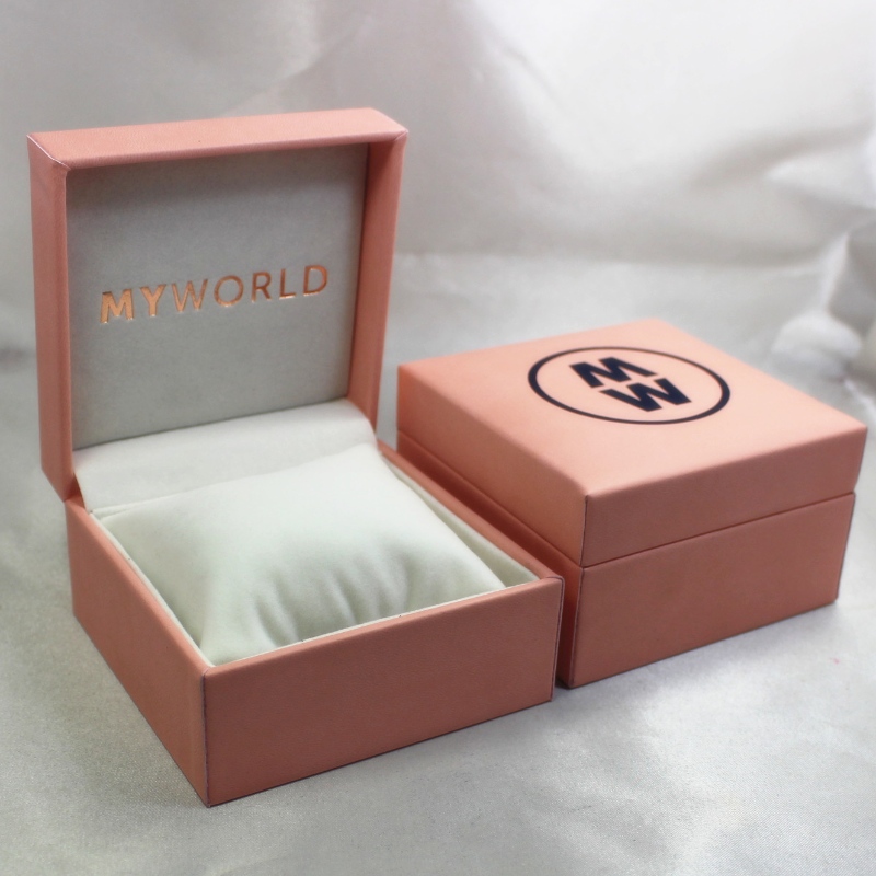 Tuote V-05 neliön muovinen keinonahkapaperilaatikko kelloihin. mm. 100 * 100 * 60, paino noin 194 g