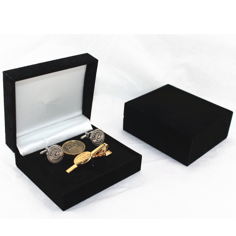 Tuote V-09 suorakulmio, keinonahainen paperilaatikko 50-60 mm kolikoille, kalvosinnapit, solmionpidike, rintanappi jne. Mm. 98 * 84 * 38, paino noin 105 g