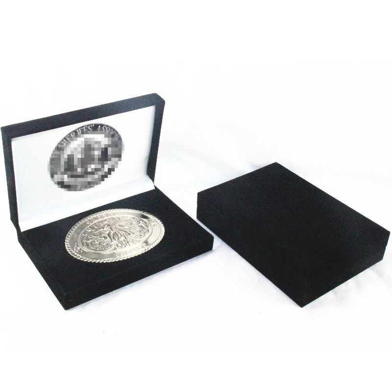 Tuote V-15H suorakulmion laippalaatikko 130 * 80 mm: n monille kolikoille, rintamerkeille, mitaleille, kalvosinnapit jne. Mm. 158 * 112 * 36, paino noin 170 g