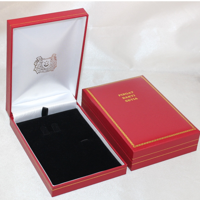 Tuote V-15S suorakulmion keinotekoinen paperirasia 75 * 120 mm: n mitalille, kolikolle ja merkille jne. Mm. 97 * 143 * 34, paino noin 170 g