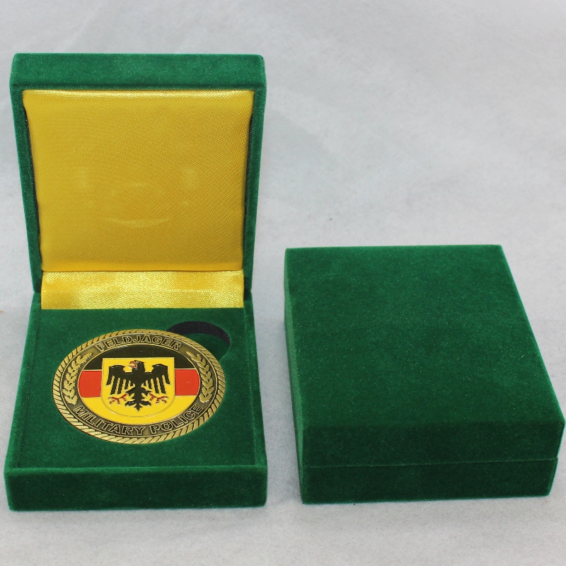 Tuote V-17 neliön muotoinen keinonahkainen paperilaatikko 45 * 53 mm: n kolikolle, rintamerkille, kalvosinnapit, lompakonpidike jne. Mm. 68 * 80 * 30, paino noin 62 g