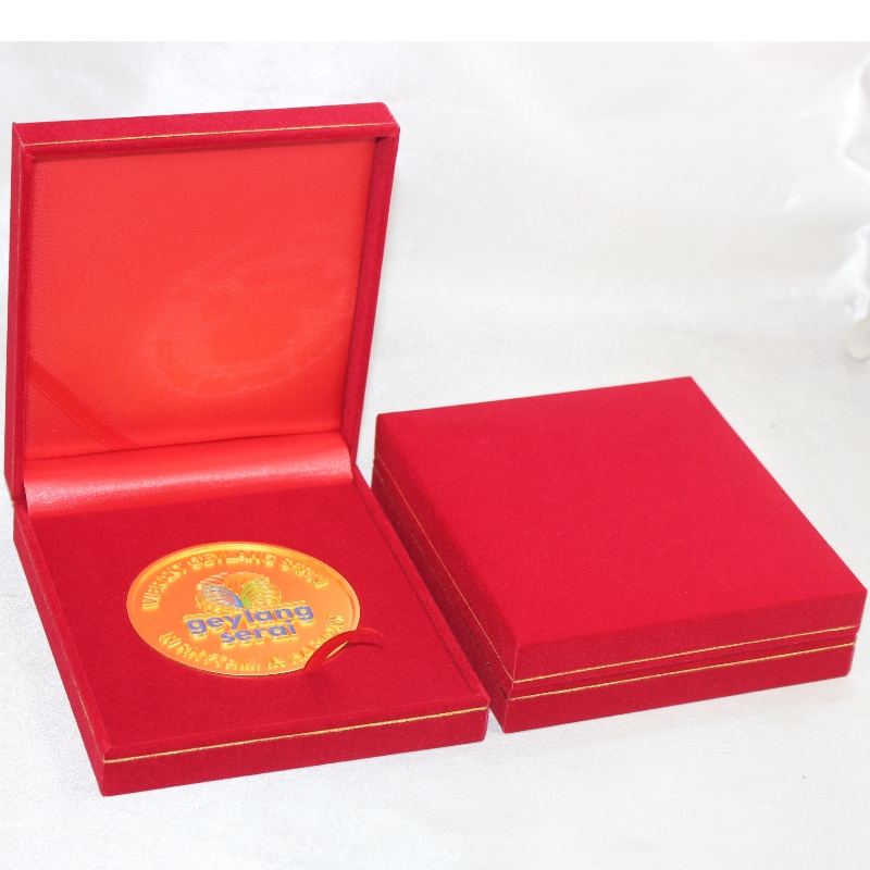 Tuote V-19 neliön muotoinen PU-nahkarasia 90 * 90mm kolikoille, mitalille ja rintanappulalle jne. Mm. 110 * 125 * 33, paino noin 140 g