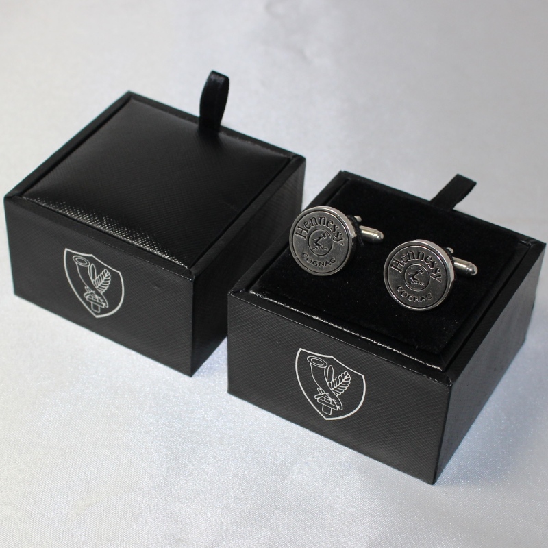 Tuote V-20S neliömäinen PU-nahkarasia parille kalvosinnappeja jne. Mm. 65 * 65 * 38, paino noin 62 g