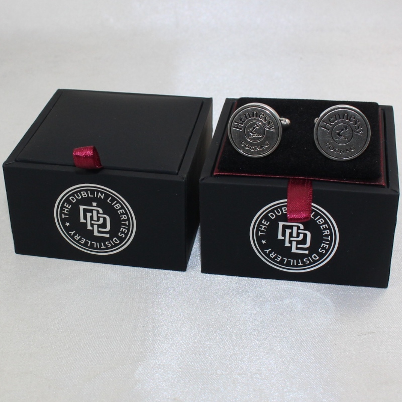 Tuote V-20S neliömäinen PU-nahkarasia parille kalvosinnappeja jne. Mm. 65 * 65 * 38, paino noin 62 g