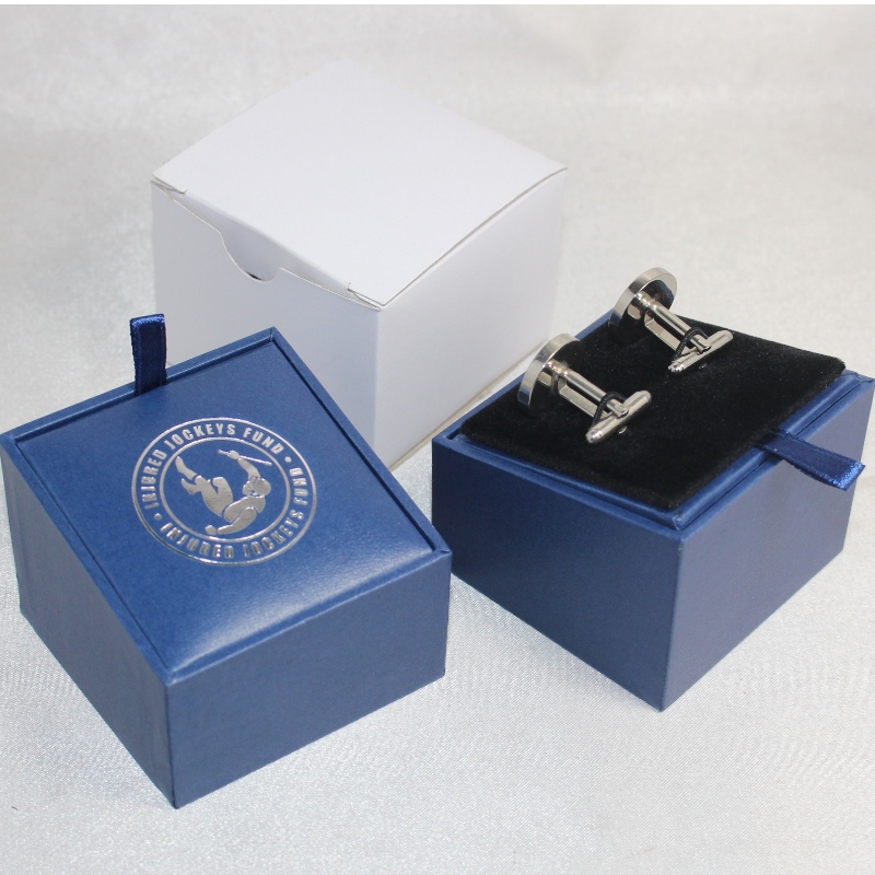 Tuote V-20X neliömäinen PU-nahkarasia parisolmukkeen pidikkeille tai mansetinipille jne. Mm. 64 * 64 * 50, paino noin 64 g