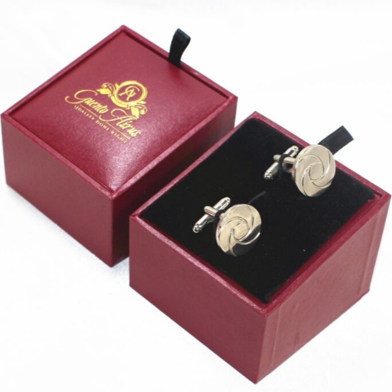 Tuote V-20X neliömäinen PU-nahkarasia parisolmukkeen pidikkeille tai mansetinipille jne. Mm. 64 * 64 * 50, paino noin 64 g