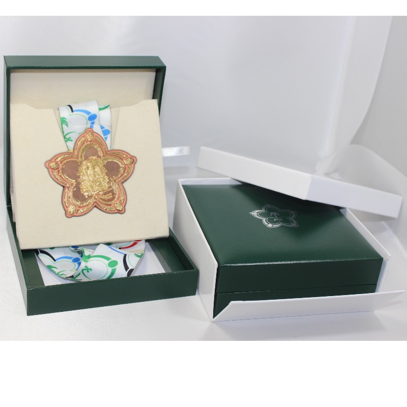 Tuote V-22 neliön muotoinen keinonahainen paperilaatikko 90 * 90mm kolikolle, merkille, mitalille jne. Mm.128 * 128 * 50, paino noin 191g