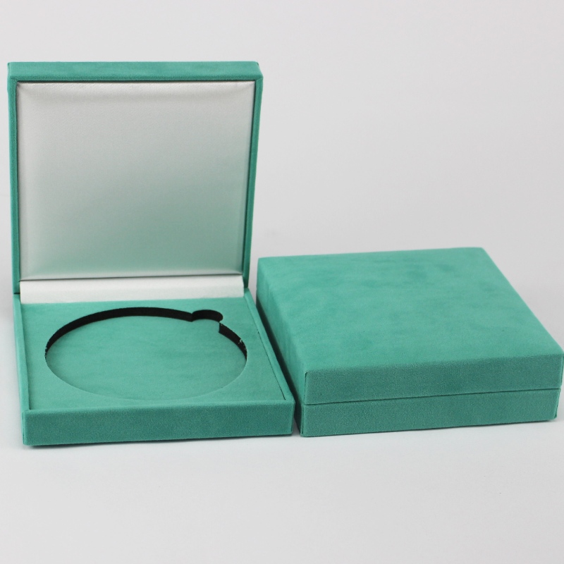 Tuote V-22S neliömäinen flanettilaatikko 90 * 90mm kolikolle, rintanappi ＆ mitalille jne. Mm.128 * 128 * 34, paino noin 170g