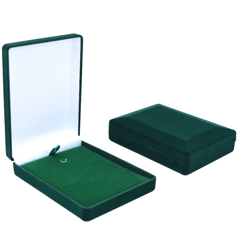 D-15 tilaustyönä tehty musta ja punainen samettinen laatikko kolikkoa, kaulakorua ja mitalia varten.