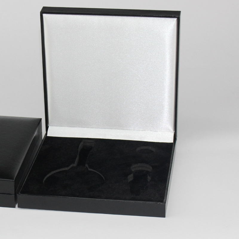 Tavara V-23 neliö PU -nahkalaatikko 120*120mm mutiometallirahojen, mitalien ja merkkien jne. osalta mm.mm.160*160*38, painot noin 280g