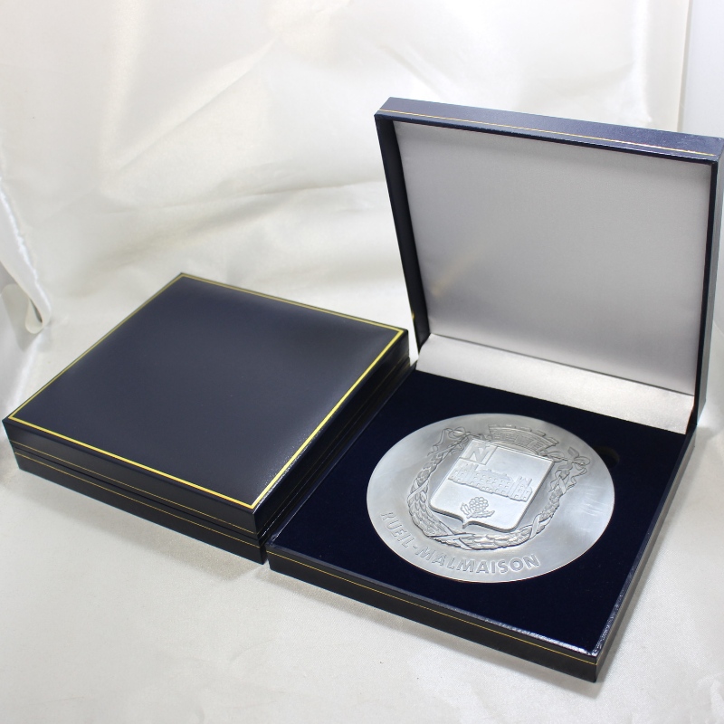 Tavara V-23 neliö PU -nahkalaatikko 120*120mm mutiometallirahojen, mitalien ja merkkien jne. osalta mm.mm.160*160*38, painot noin 280g