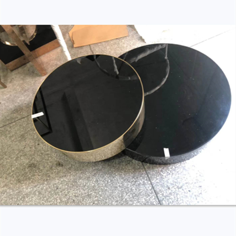 Ruostumaton teräs ja marmori sohvapöydällä