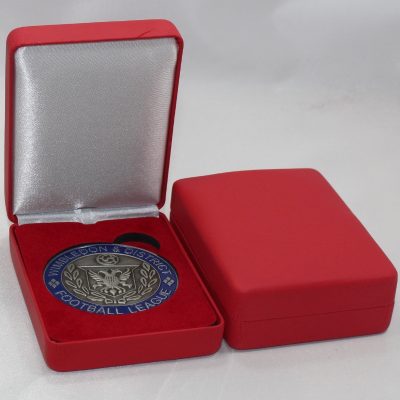 Tuote T-03 mitalirasia, peitetty flanneletteilla tai PU-nahalla 35-50mm kolikolle, rintanappi ＆ pieni mitali jne. Mm.70 * 91 * 35mm, paino noin 92g