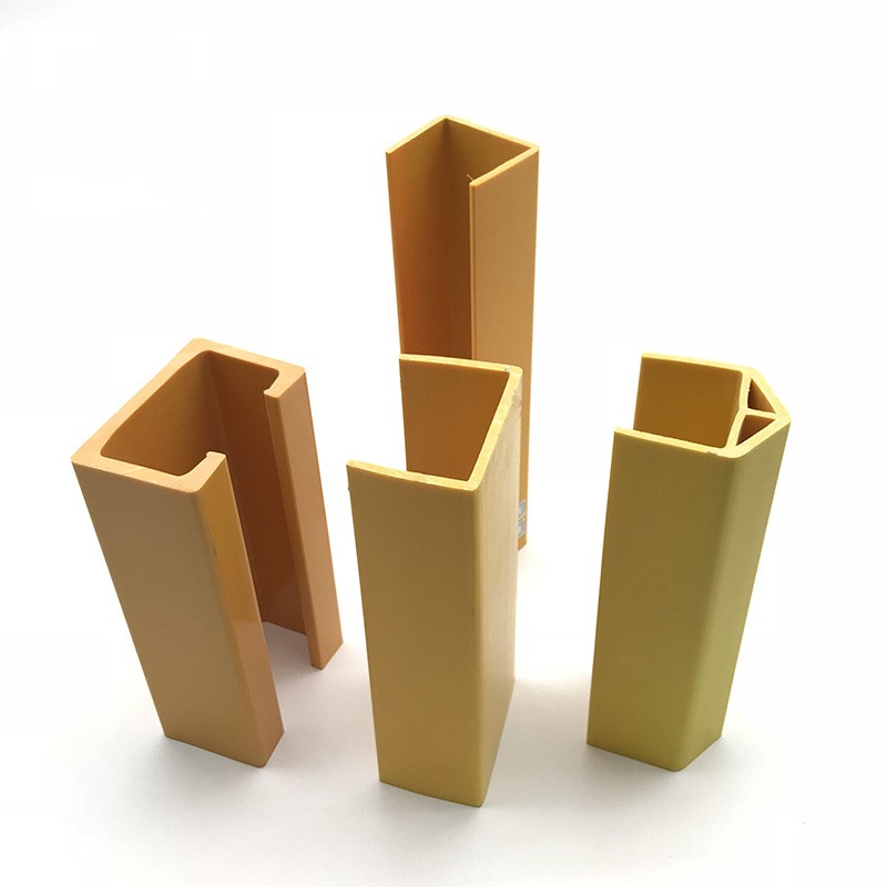 Räätälöidyt monenlaiset U-muotoiset kanavat ABS UPVC PP PE PVC -muovipuristusprofiilit koneen suojaamiseen